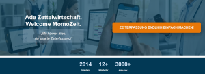 Hero-Banner der MomoZeit-Website mit Smartphone- und Desktop-Ansicht der Zeiterfassungs-App, Testimonial-Zitat sowie Kennzahlen zu Gründungsjahr, Mitarbeitern und aktiven Nutzern.