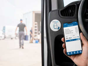Mitarbeiter hält im geöffneten Lieferfahrzeug ein Smartphone mit der MomoZeit-App an einen MomoZeit-NFC-Sticker am Türrahmen, um die Arbeitszeit zu erfassen.